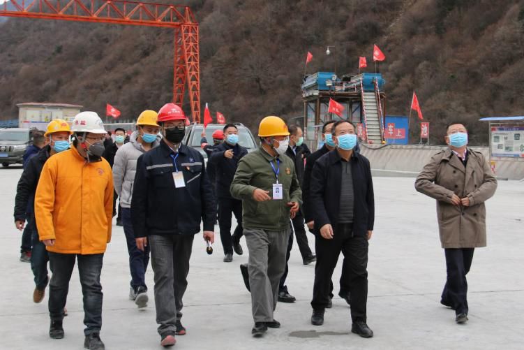 四川省副省長、黨組成員楊洪波在九綿高速LJ9項目調(diào)研疫情防控和復(fù)工復(fù)產(chǎn)情況