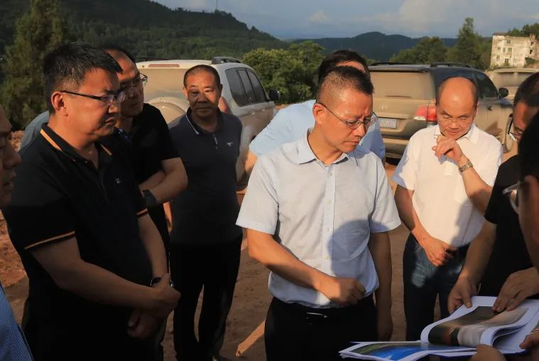四川省交通運輸廳黨組成員、總工程師王茂奎到鎮(zhèn)廣高速王通段A1合同段調研