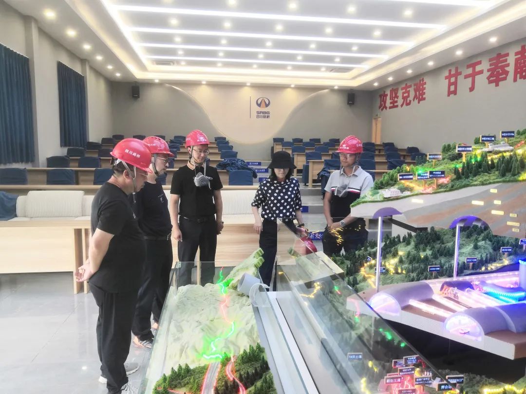 四川路橋副總工程師鄧運(yùn)祥到寧攀高速ZCB1-6、ZCB1-7/8項(xiàng)目檢查指導(dǎo)工作