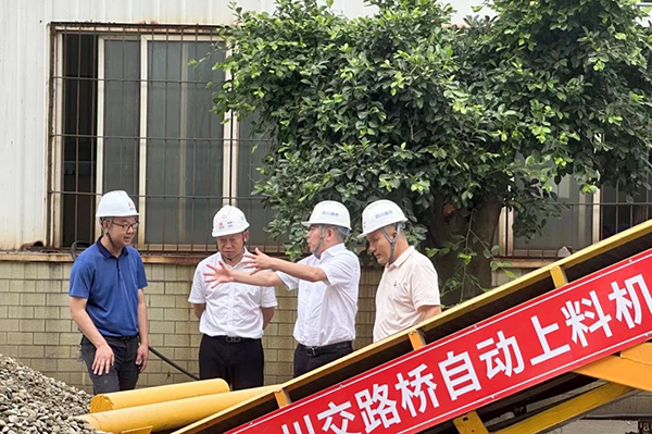 川交公司黨委書記、董事長杜江林到S11線拌合站自動(dòng)上料系統(tǒng)疲勞實(shí)驗(yàn)現(xiàn)場指導(dǎo)工作