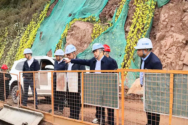 川交公司黨委書記、董事長杜江林一行深入西寧高速公路項目、會祿高速項目開展“五一”節(jié)前安全專項檢查