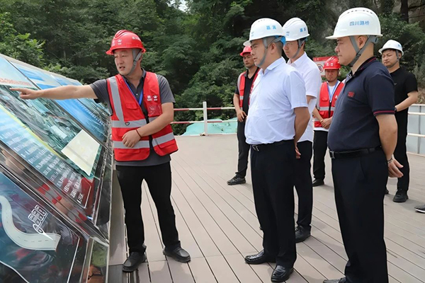 川交公司黨委書(shū)記、董事長(zhǎng)杜江林赴鎮(zhèn)廣高速B4、B5項(xiàng)目檢查指導(dǎo)工作