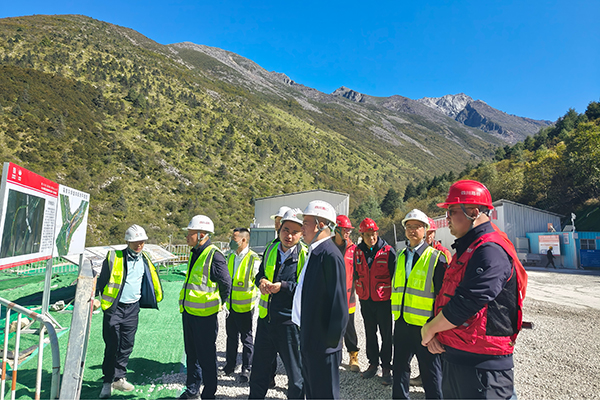 川交公司黨委書(shū)記、董事長(zhǎng)杜江林赴康新高速項(xiàng)目檢查指導(dǎo)工作