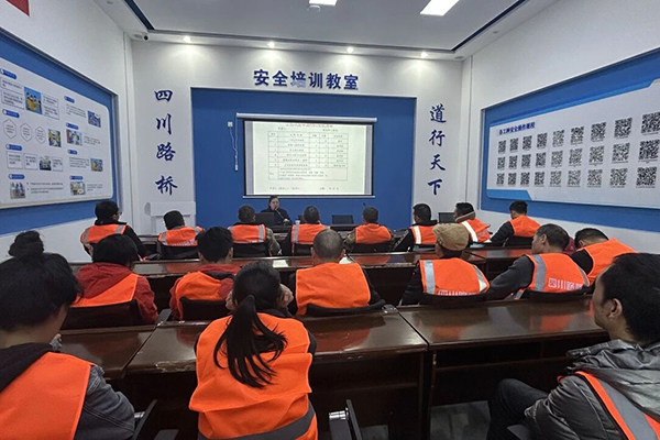 普法宣傳進工地  系好法律“安全繩”