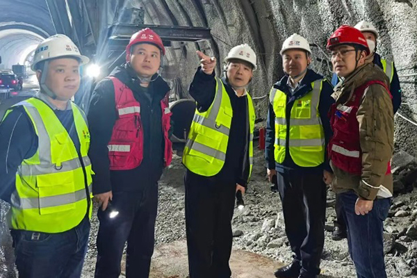 川交公司黨委書記、董事長杜江林赴康新高速項目檢查指導(dǎo)工作